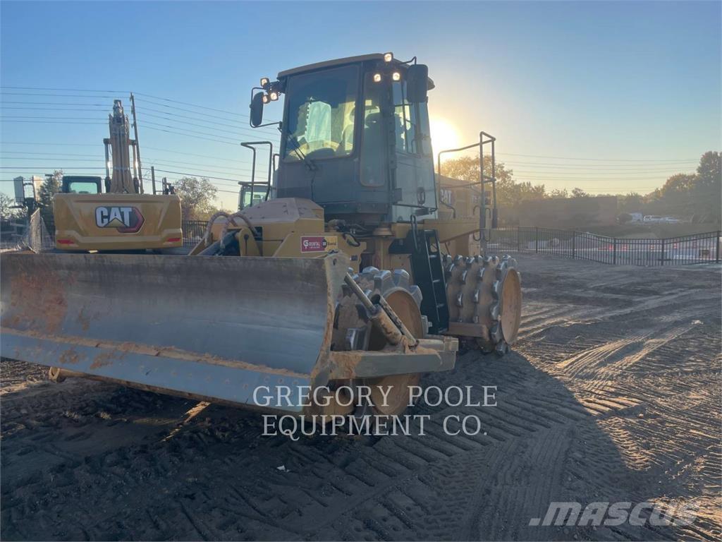 CAT 815-11 Půdní kompaktory