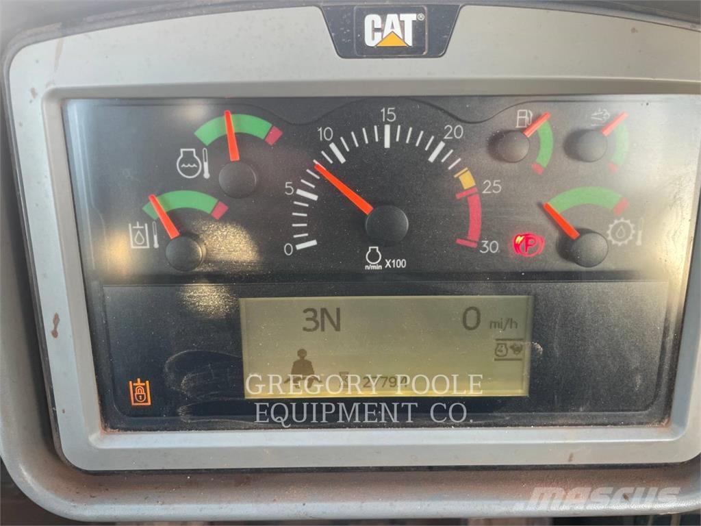 CAT 815-11 Půdní kompaktory