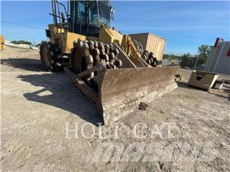 CAT 815F Půdní kompaktory