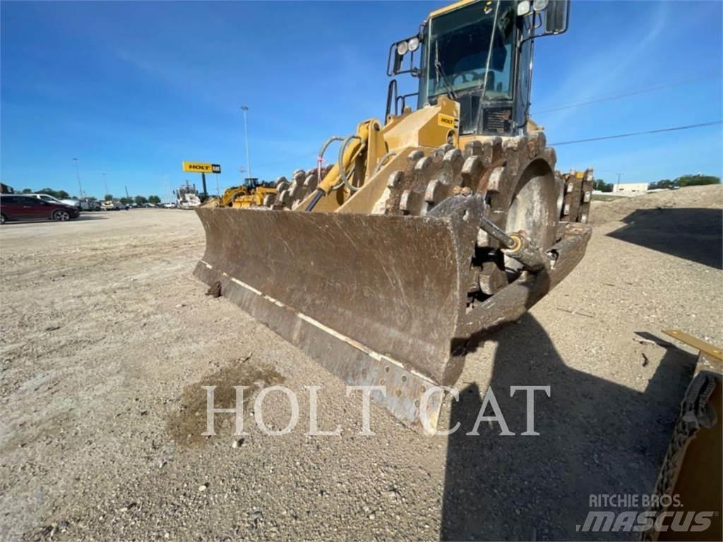 CAT 815F Půdní kompaktory