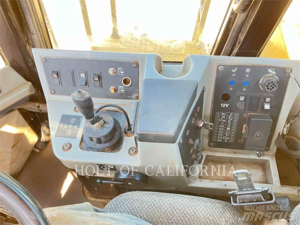 CAT 815F2 Půdní kompaktory