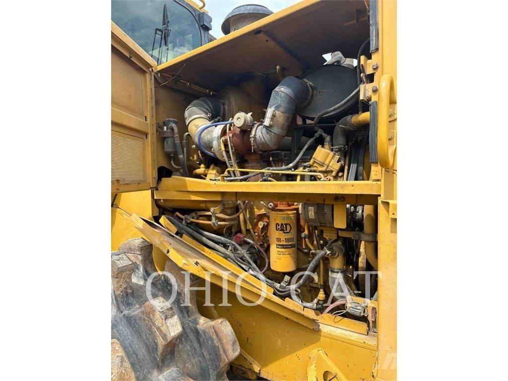 CAT 815F2 Půdní kompaktory