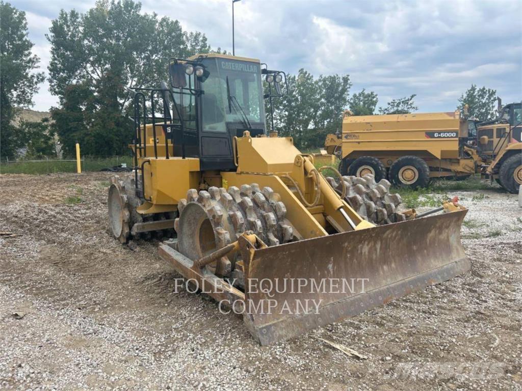 CAT 815F2 Půdní kompaktory