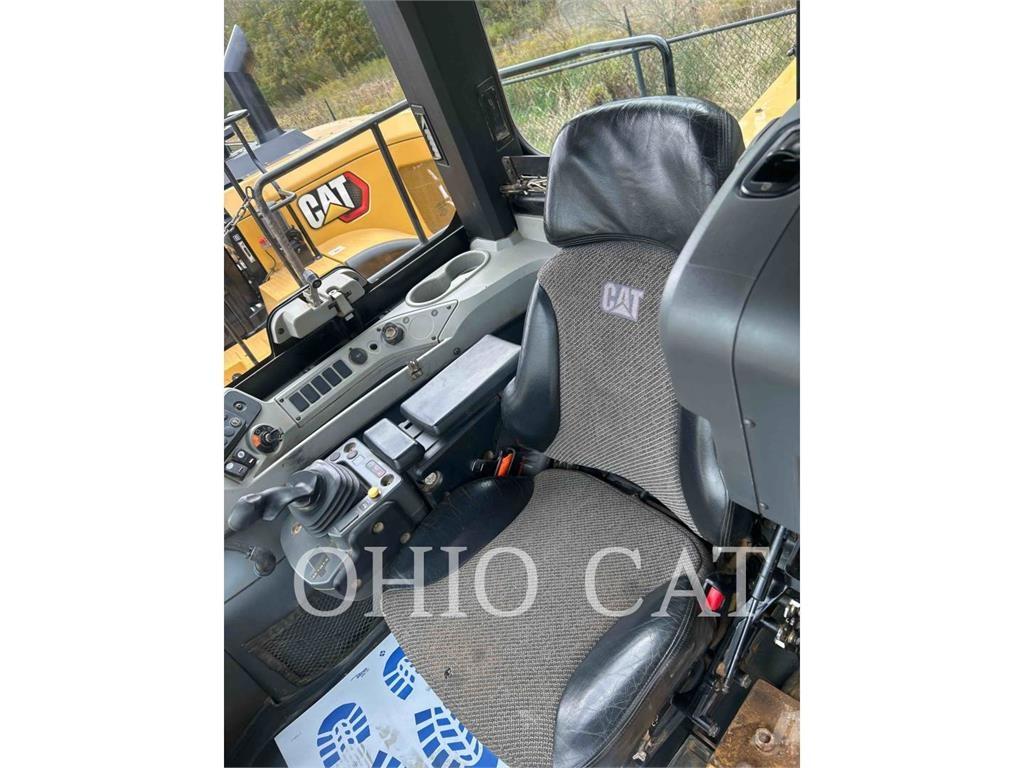 CAT 815K Půdní kompaktory