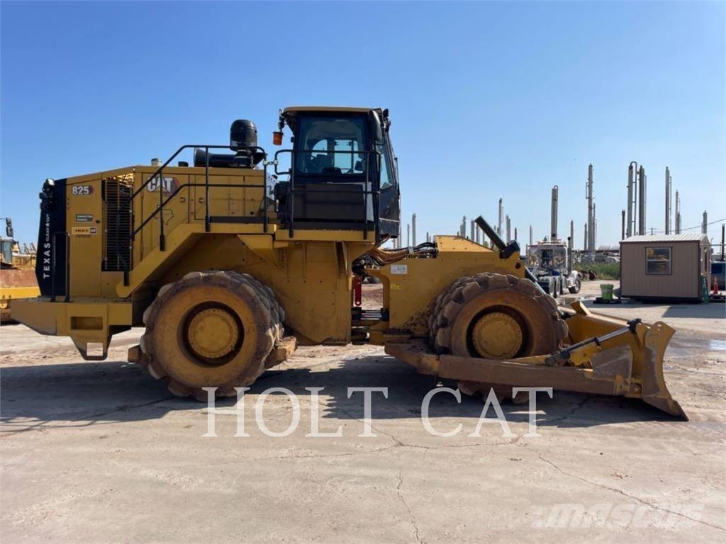 CAT 825 Půdní kompaktory