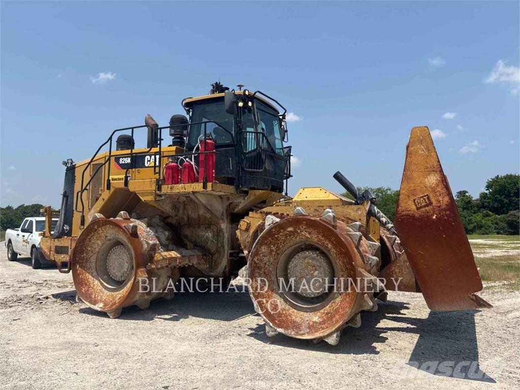 CAT 826K Půdní kompaktory