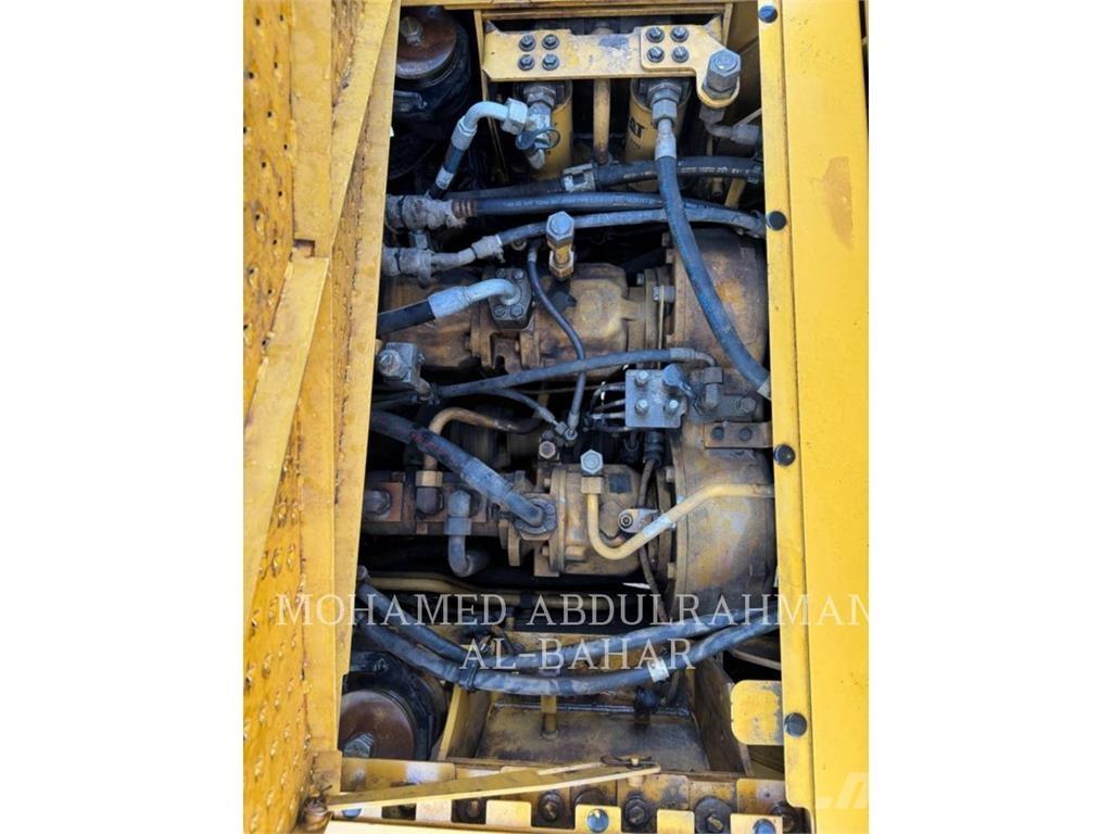 CAT 834F Kolové dozery