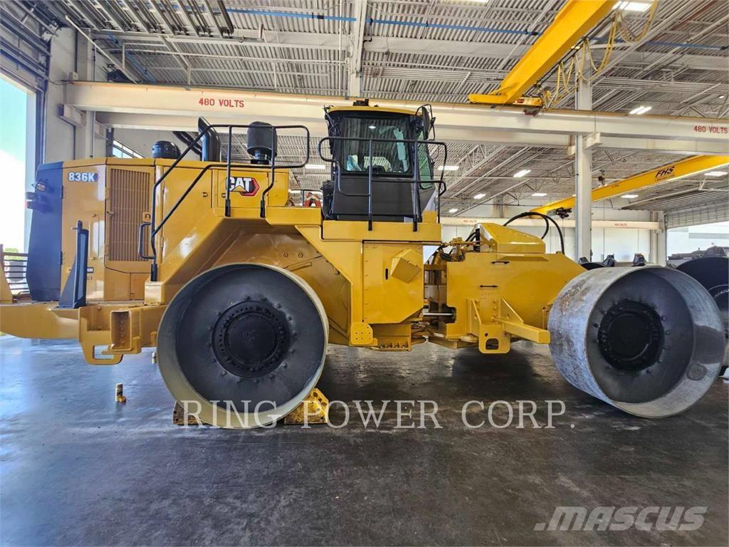 CAT 836K Půdní kompaktory