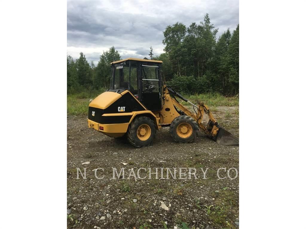 CAT 902 Kolové nakladače