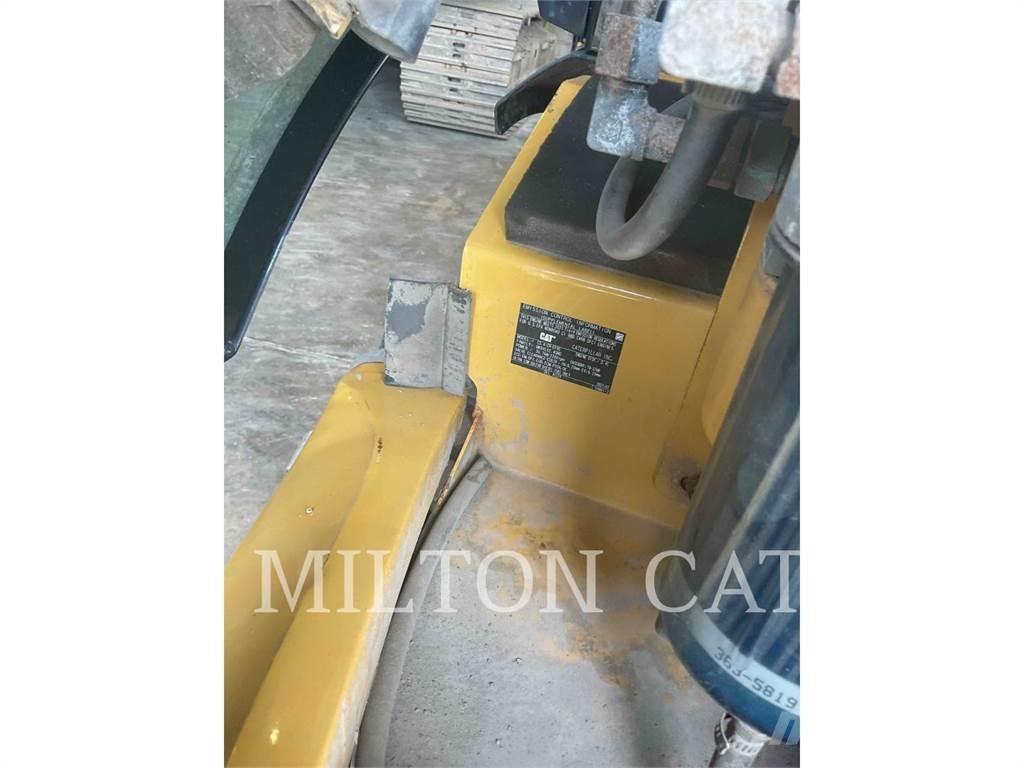 CAT 903D Kolové nakladače