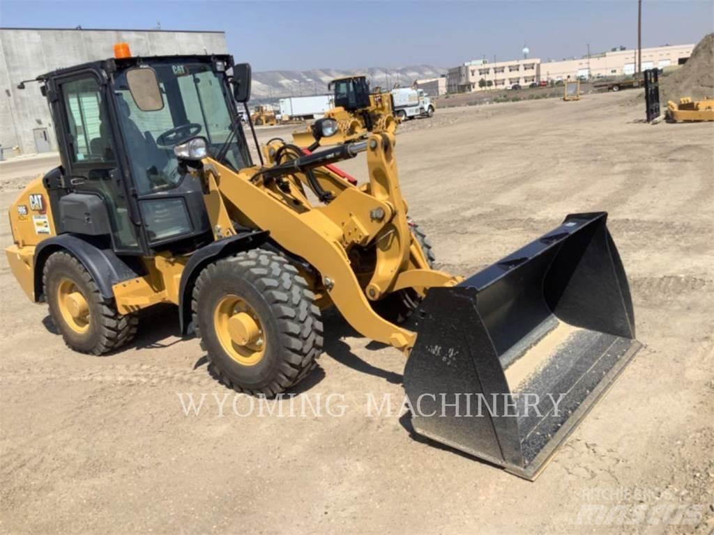 CAT 906 Kolové nakladače