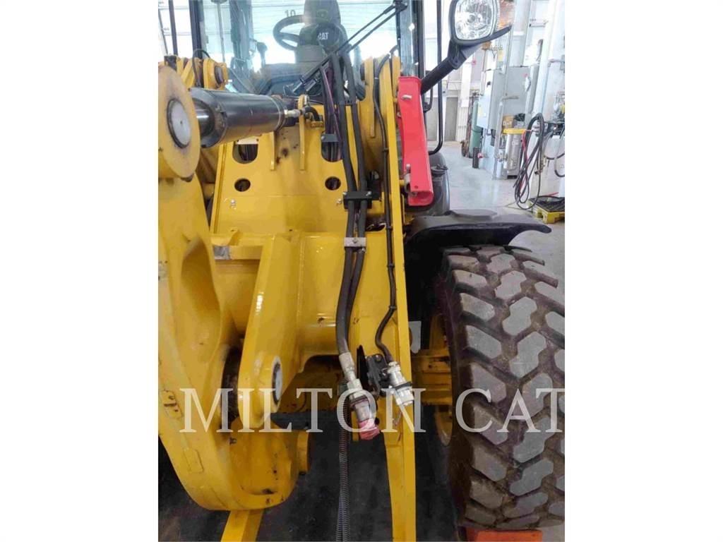 CAT 906 Kolové nakladače
