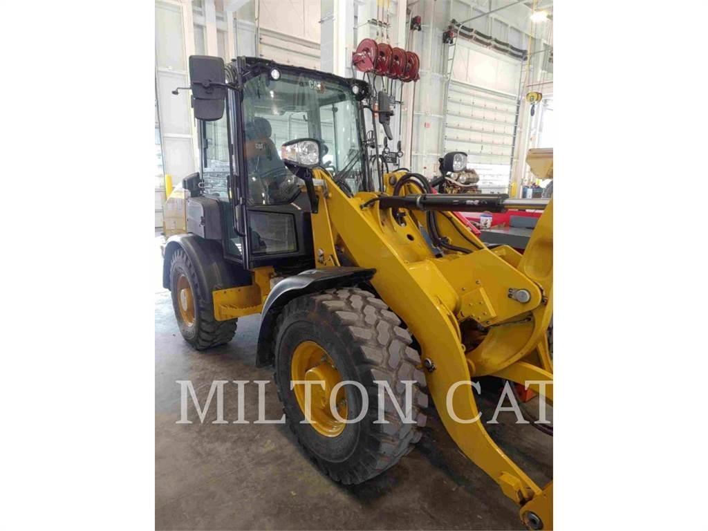 CAT 906 Kolové nakladače