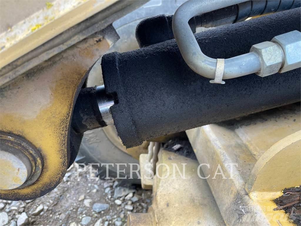 CAT 906 Kolové nakladače