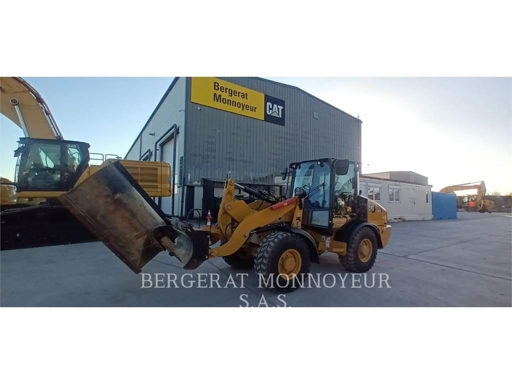 CAT 906 Kolové nakladače
