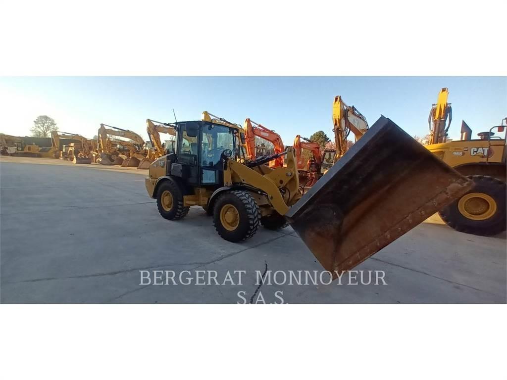 CAT 906 Kolové nakladače