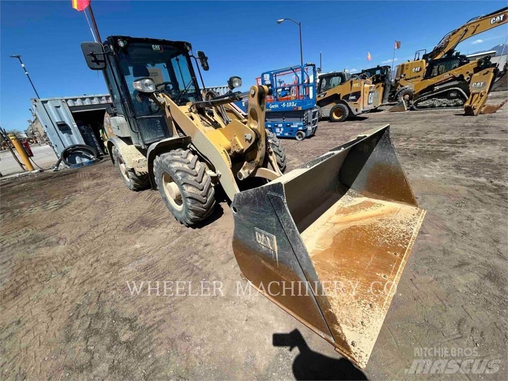 CAT 906 Kolové nakladače