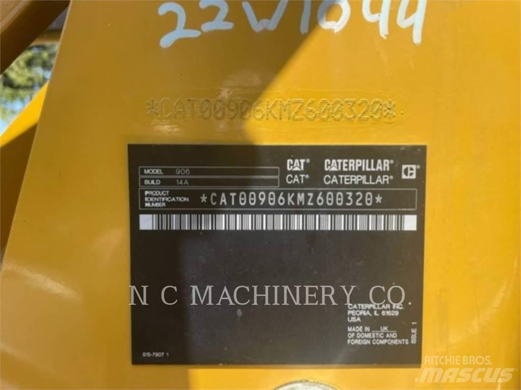CAT 906 Kolové nakladače