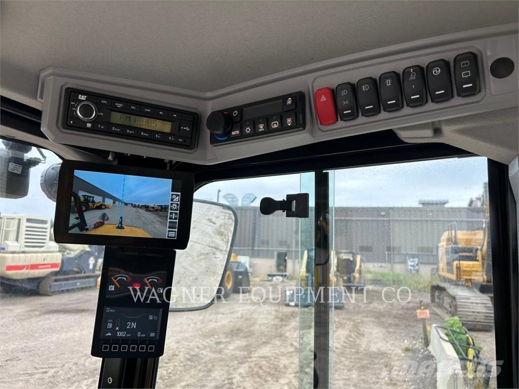 CAT 906 Kolové nakladače