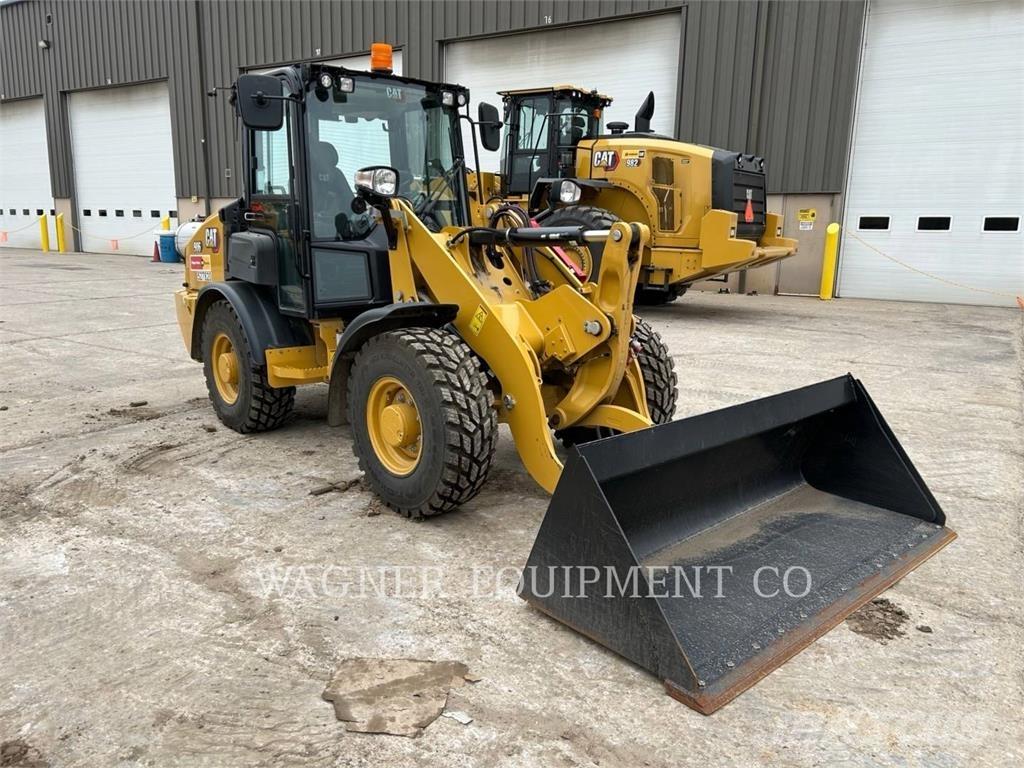 CAT 906 Kolové nakladače