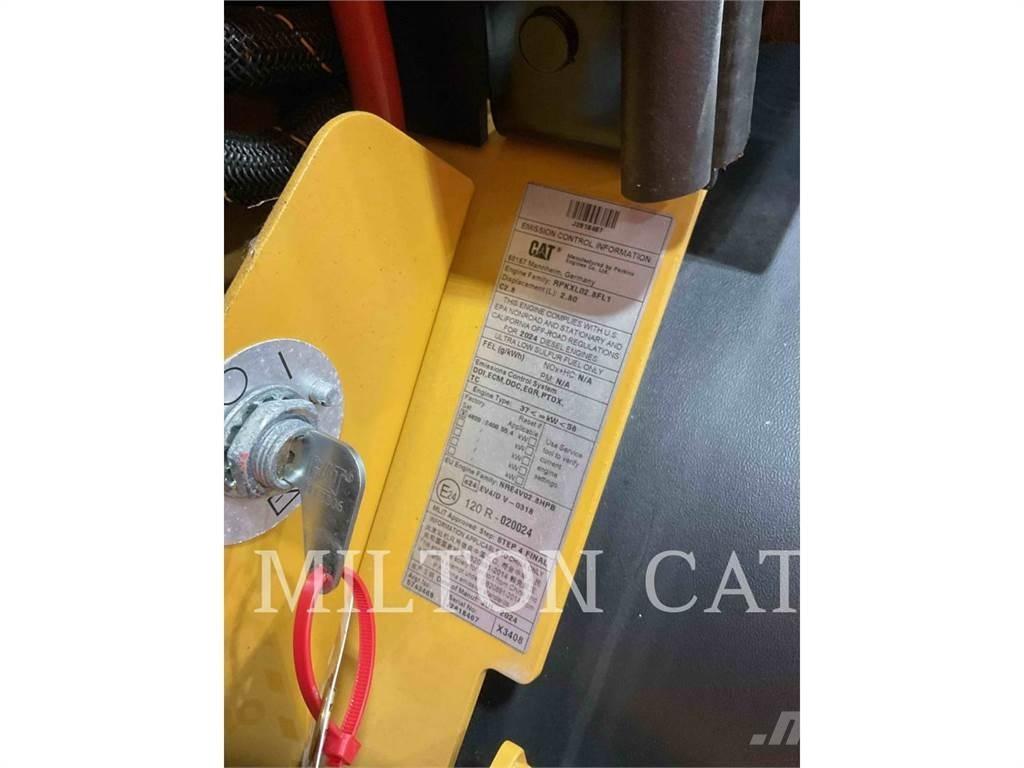 CAT 906 Kolové nakladače