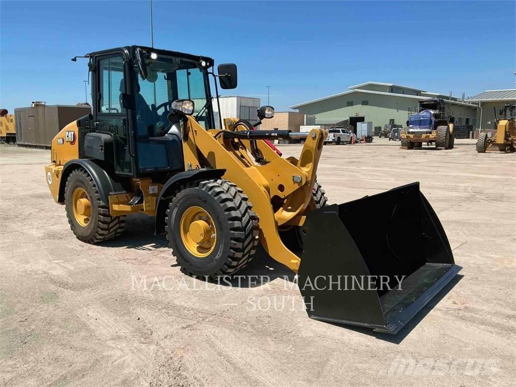 CAT 906 Kolové nakladače