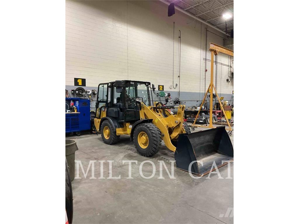 CAT 906 Kolové nakladače