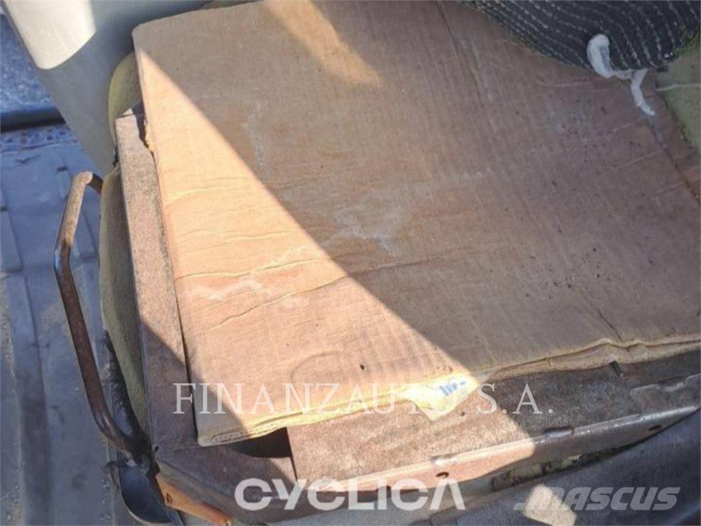 CAT 906H Kolové nakladače