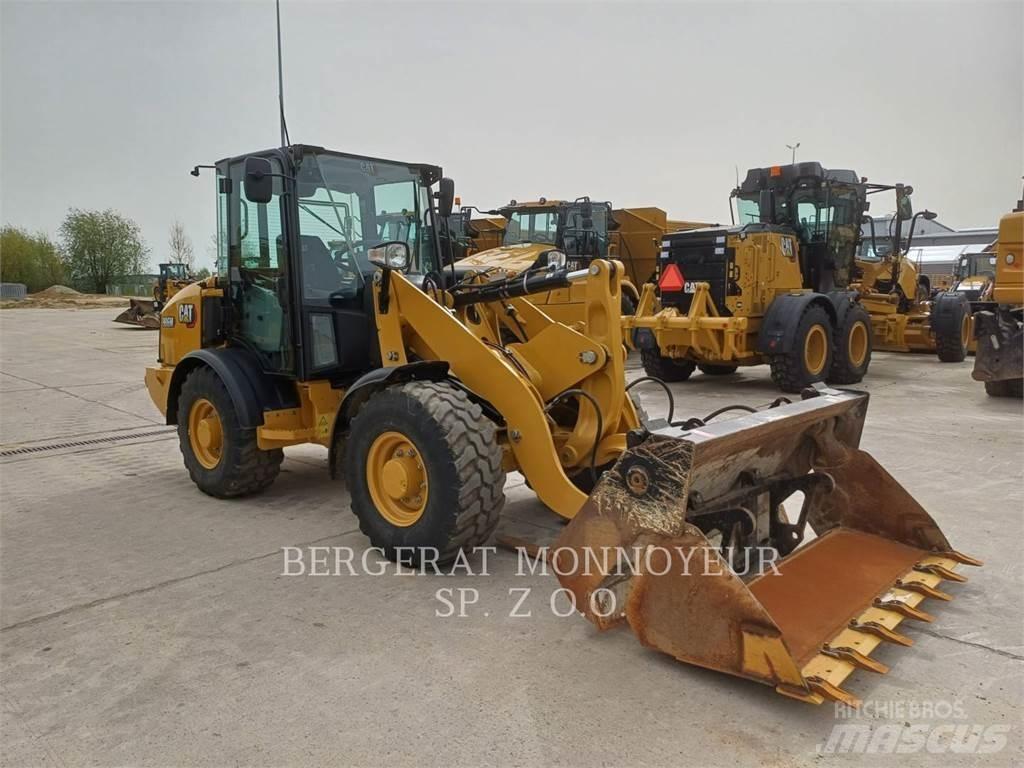 CAT 906M Kolové nakladače