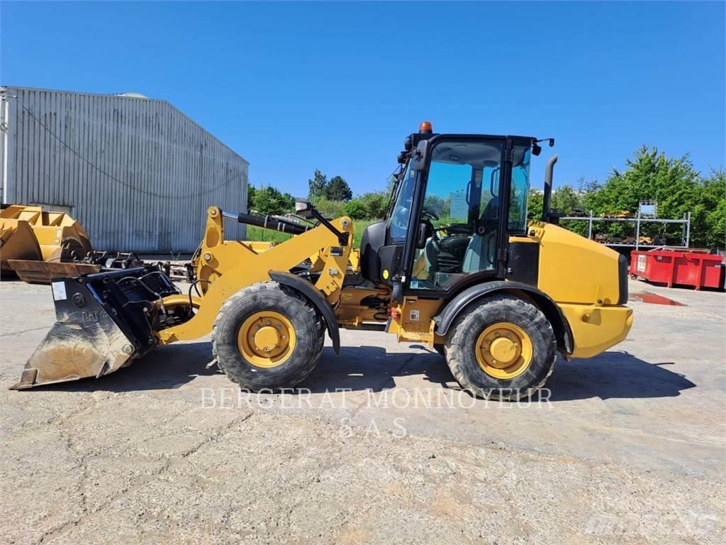 CAT 906M Kolové nakladače