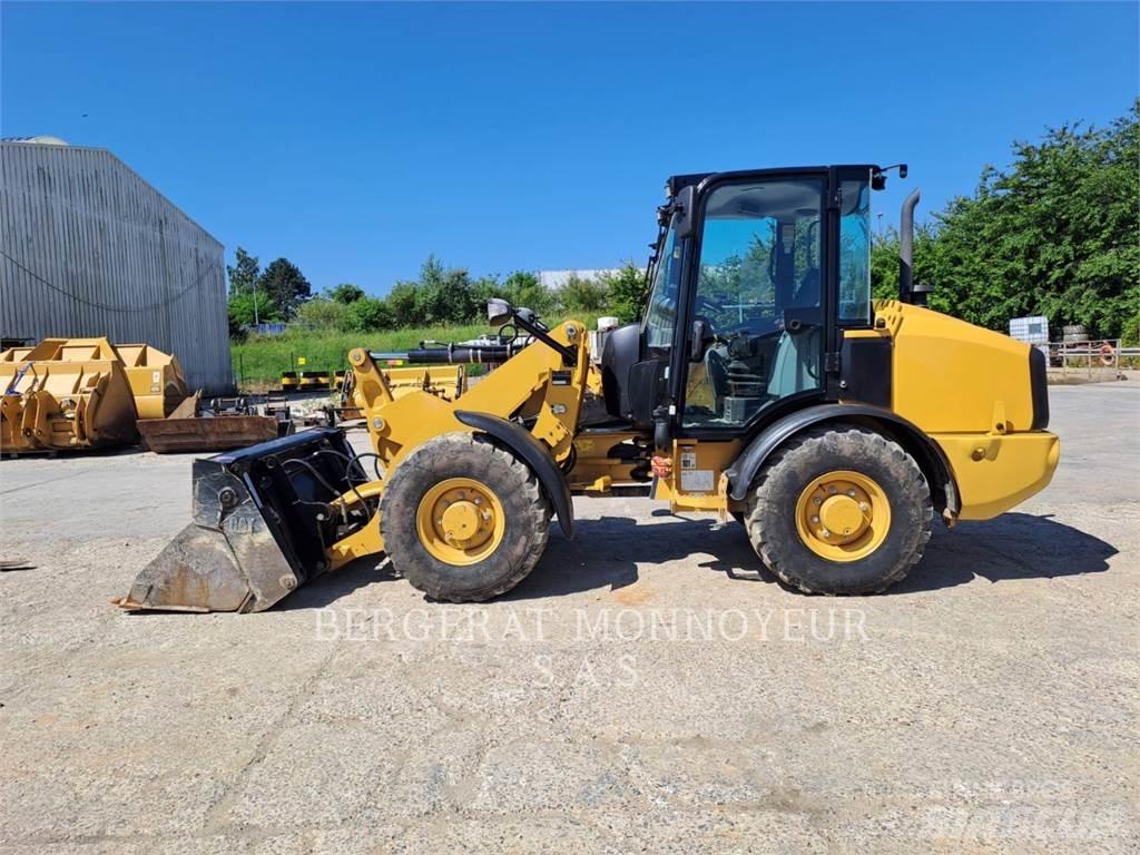 CAT 906M Kolové nakladače
