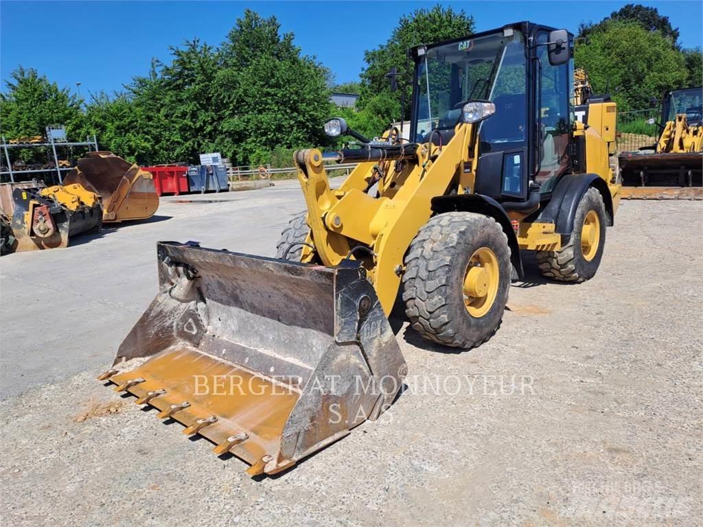 CAT 906M Kolové nakladače