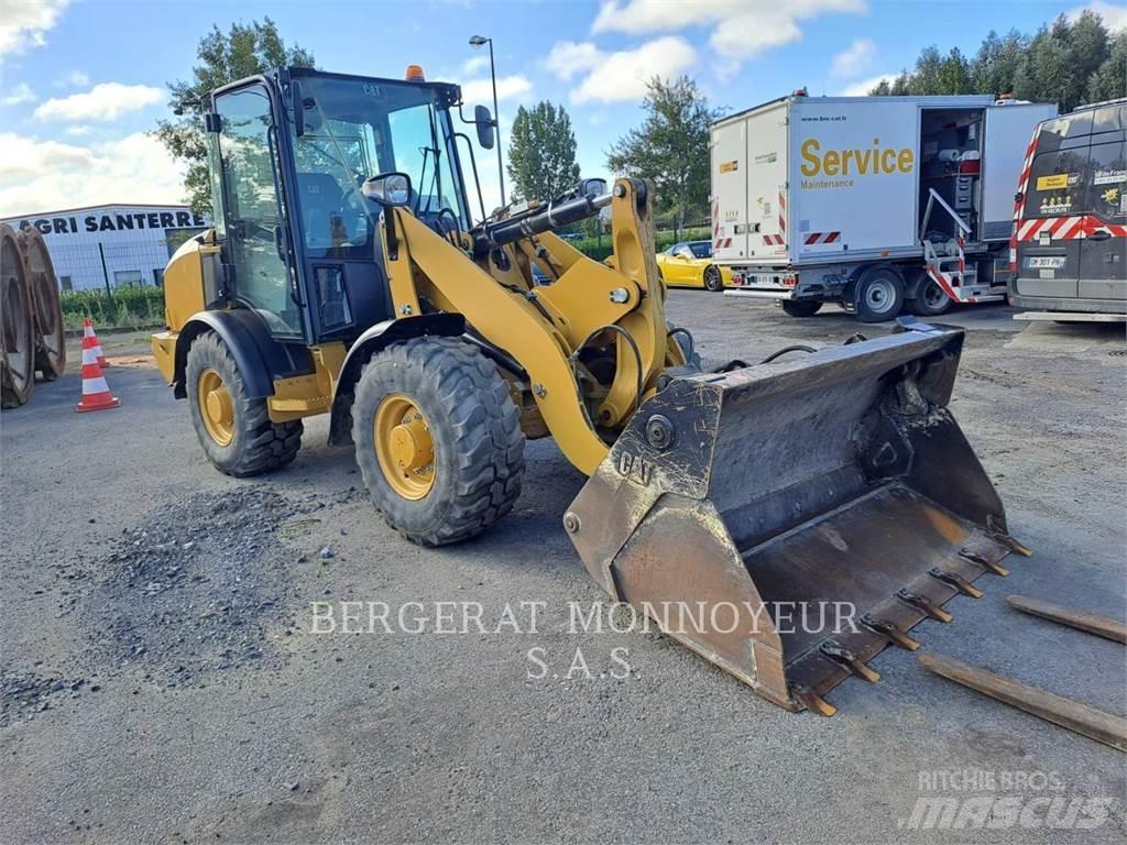 CAT 906M Kolové nakladače