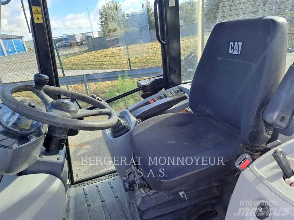 CAT 906M Kolové nakladače