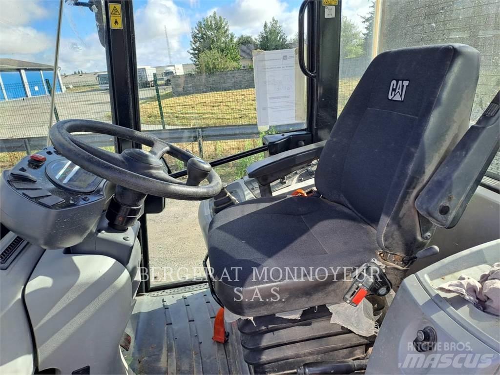 CAT 906M Kolové nakladače