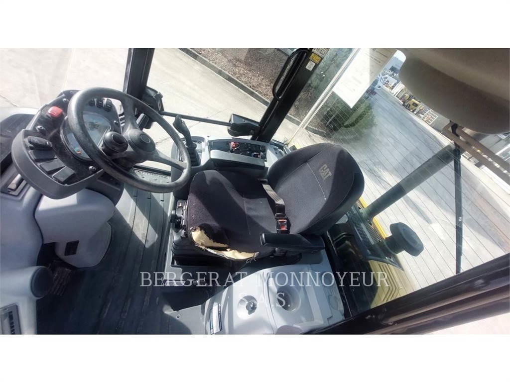 CAT 906M Kolové nakladače