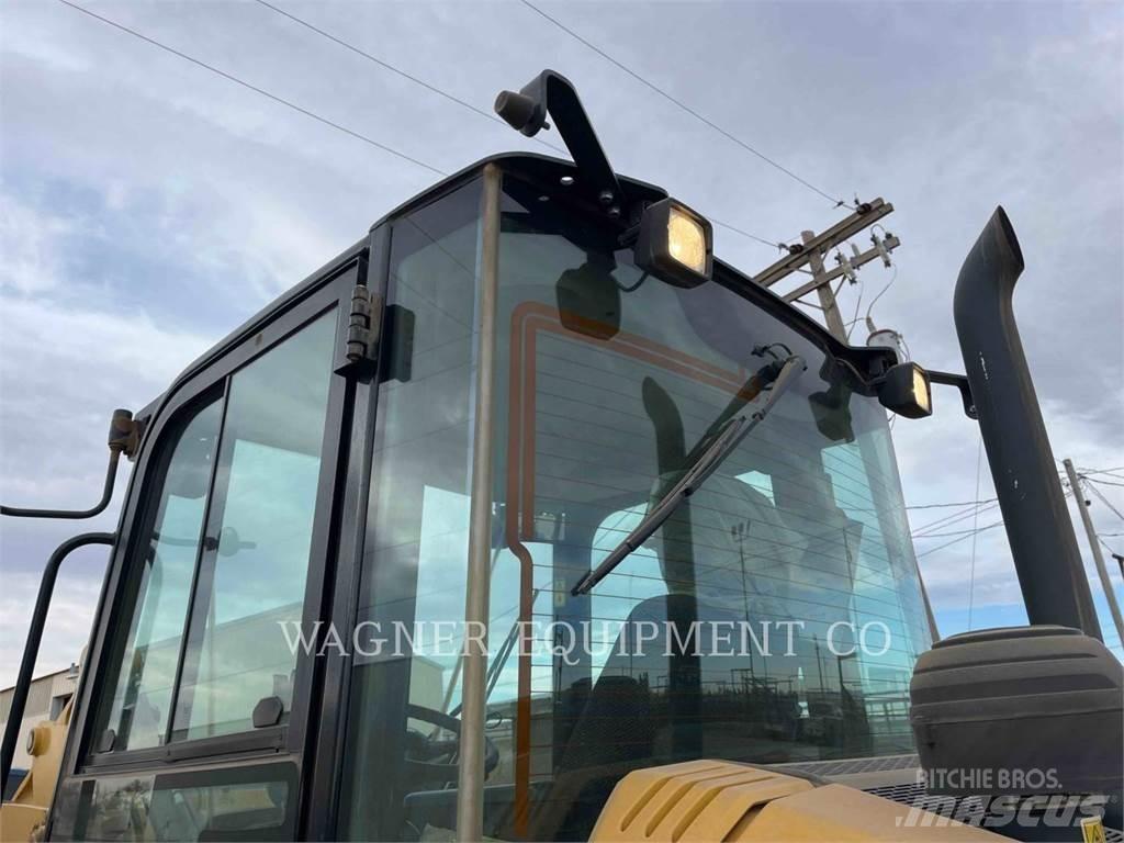 CAT 906M Kolové nakladače
