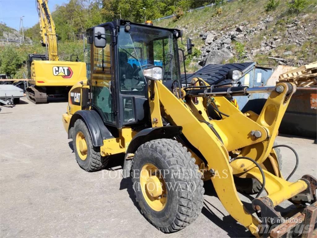 CAT 906M Kolové nakladače
