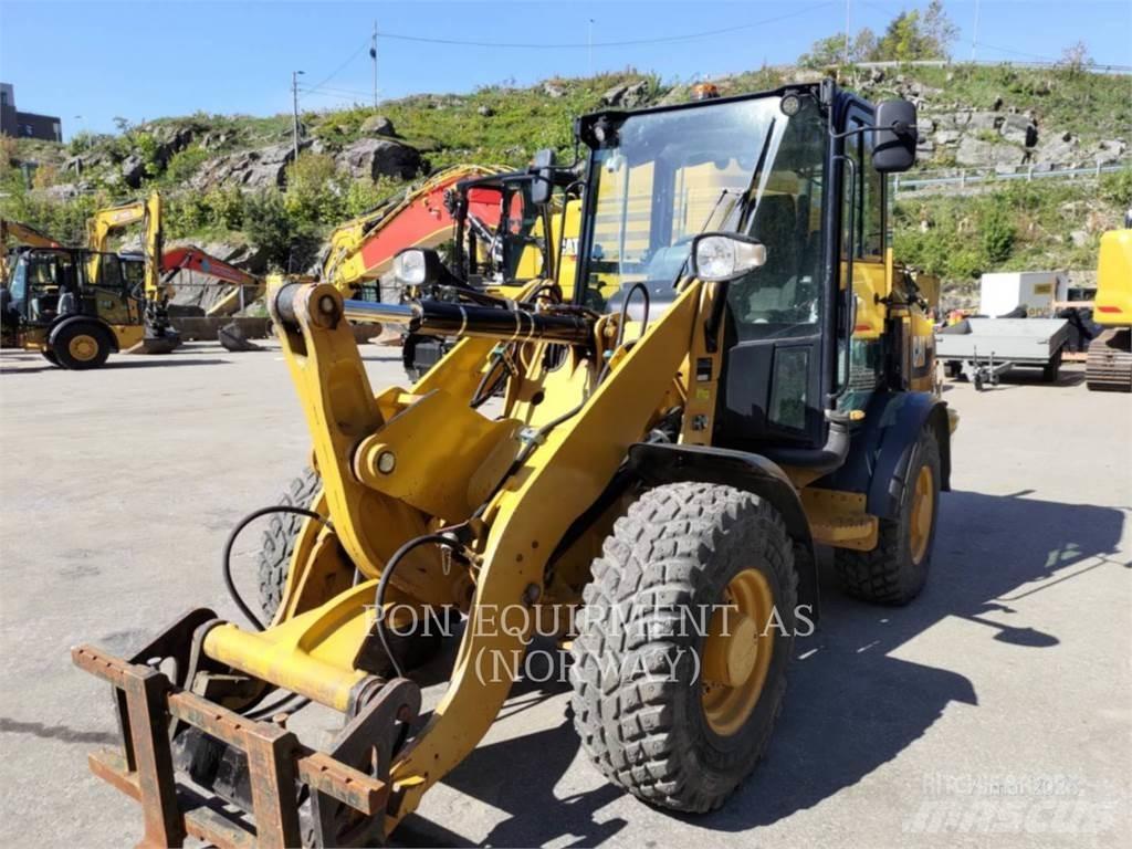 CAT 906M Kolové nakladače