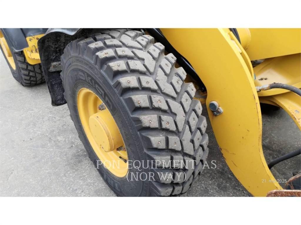 CAT 906M Kolové nakladače