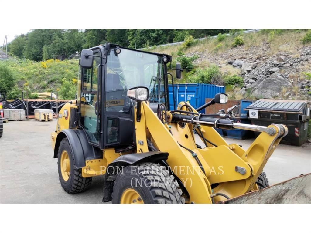 CAT 906M Kolové nakladače