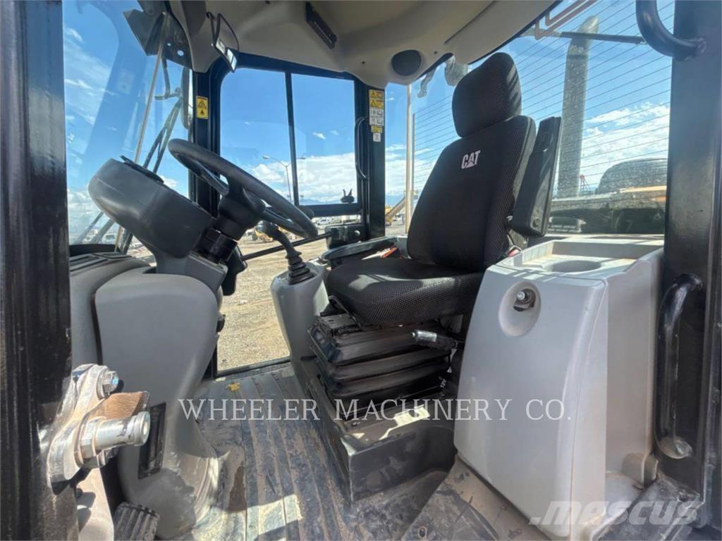 CAT 906M Kolové nakladače