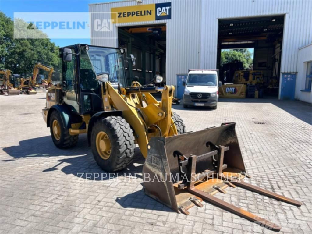 CAT 906M Kolové nakladače