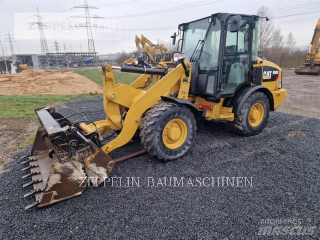 CAT 906M Kolové nakladače