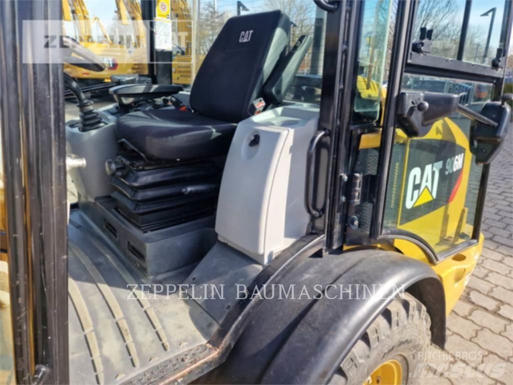 CAT 906M Kolové nakladače