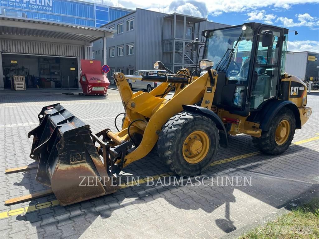 CAT 906M Kolové nakladače