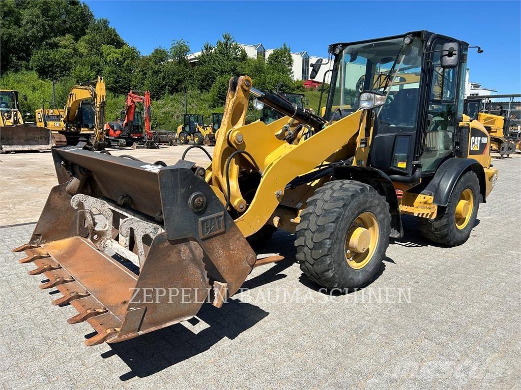 CAT 906M Kolové nakladače
