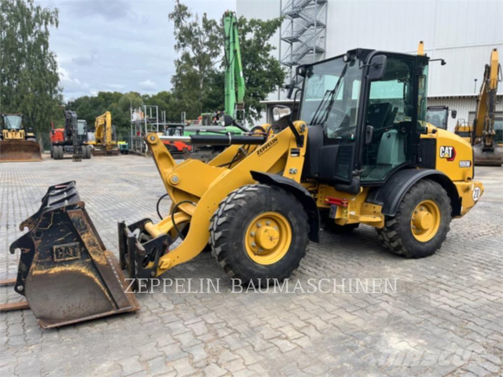 CAT 906M Kolové nakladače