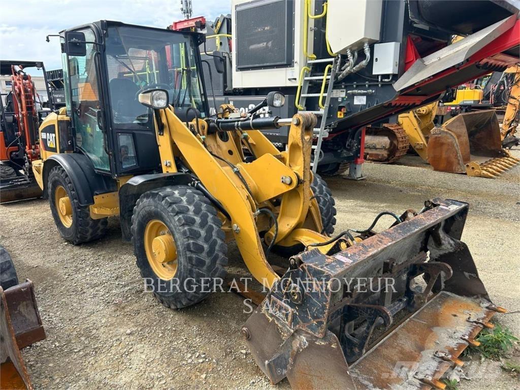 CAT 906M Kolové nakladače