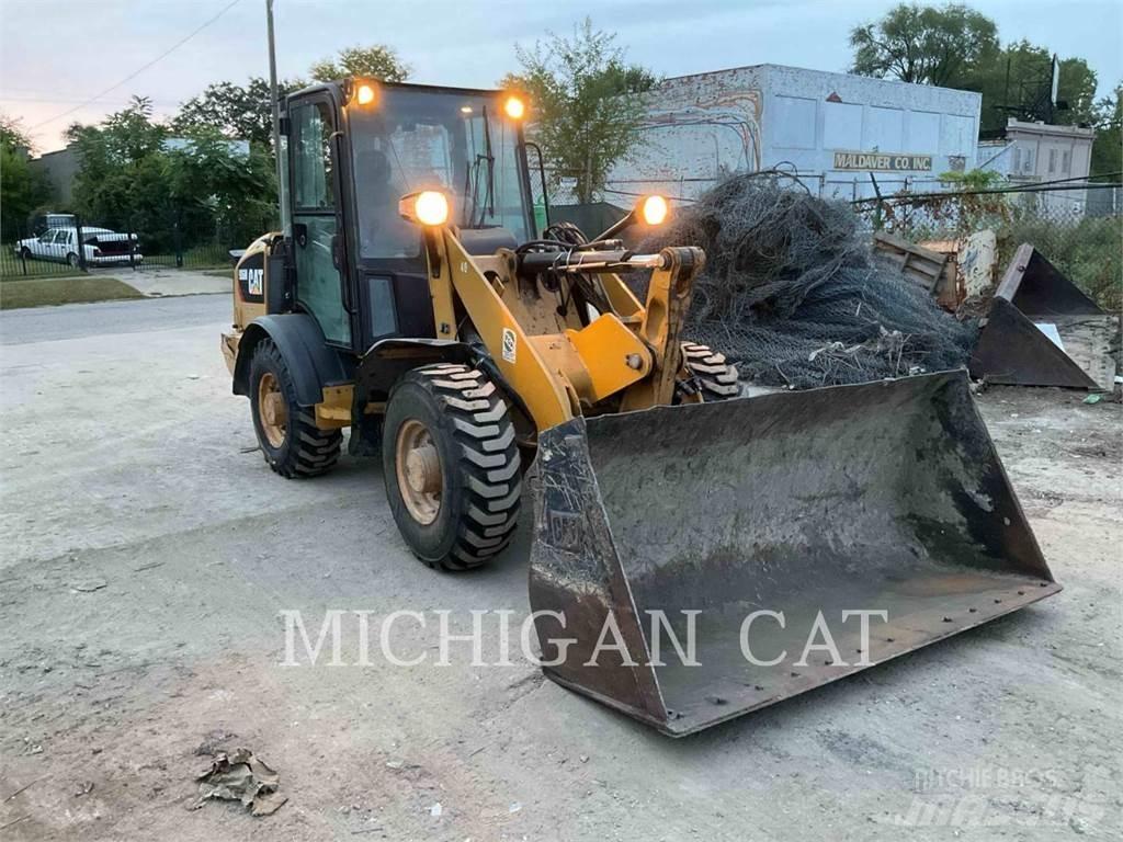 CAT 906M AR Kolové nakladače